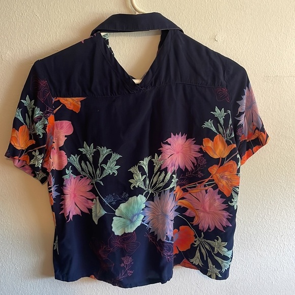 ⭐️ 3/$20 floral crop button down XS - Picture 2 of 3